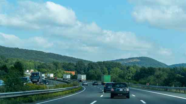El envejecido parque móvil y las deficiencias en las infraestructuras reabren el debate sobre la seguridad vial en la época del año con más desplazamientos, según SMA Road Safety