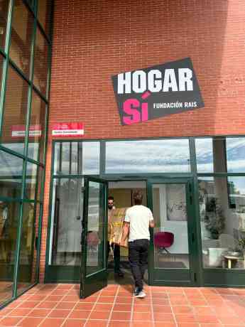 DHL Freight España apoya a Hogar Sí con la donación de equipamiento para personas convalecientes sin hogar