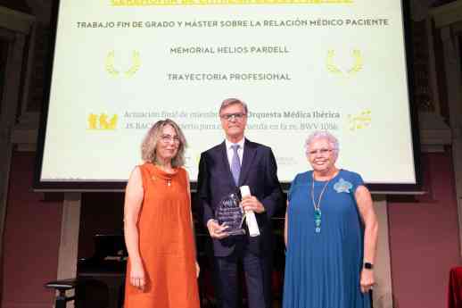El neurólogo de Policlínica Gipuzkoa, Gurutz Linazasoro, recibe el Premio a la Trayectoria Profesional de la Organización Médica Colegial