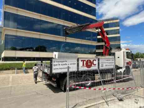 Top Courier refuerza la eficiencia y seguridad en la construcción de Madrid con su flota de camiones grúa
