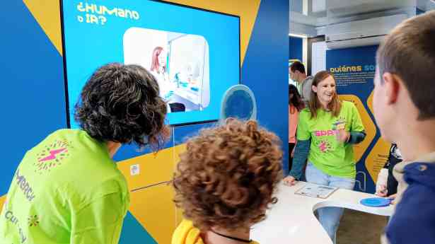 Más de 1.700 estudiantes descubren la inteligencia artificial en el Curiosity Cube de Merck