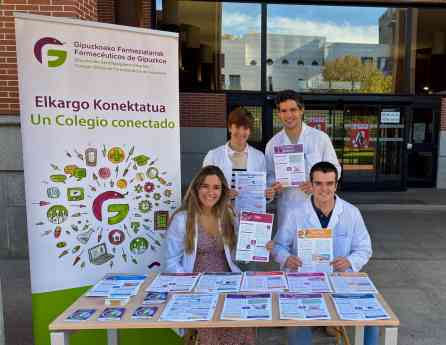 Farmacéuticos guipuzcoanos conciencian a jóvenes sobre infecciones de transmisión sexual en el campus de la EHU en San Sebastián