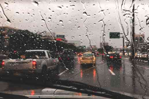 Consejos para mantener la seguridad al volante ante tormentas y riadas, según Allianz Partners