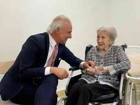 Crescencia cumple 111 años, como símbolo de vitalidad, de la mano del doctor Manuel de la Peña
