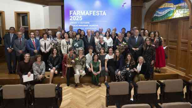 Homenaje a farmacéuticos y farmacéuticas guipuzcoanos: "La farmacia que hoy conocemos y defendemos es fruto de vuestro legado"