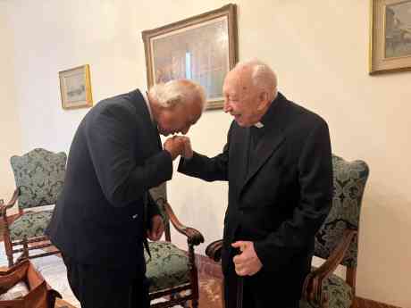 El cardenal Acerbi cumple 100 años en el Vaticano, acompañado del Dr. de la Peña, gurú de la longevidad