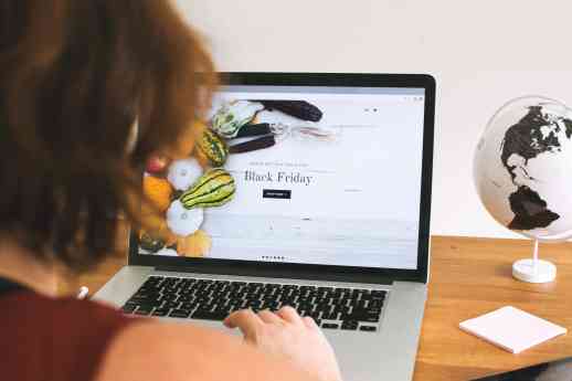 Los consumidores españoles adelantan sus compras navideñas, pero el gasto se modera