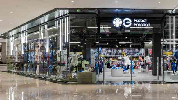 La nueva tienda de Fútbol Emotion en Marineda City arranca con éxito tras su reapertura y ampliación