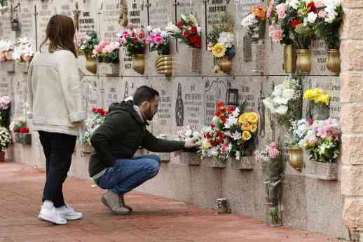 Cada año, la conmemoración del Día de Todos los Santos de Enalta atrae a más de 1.000 personas, consolidándose como un evento central para las familias
