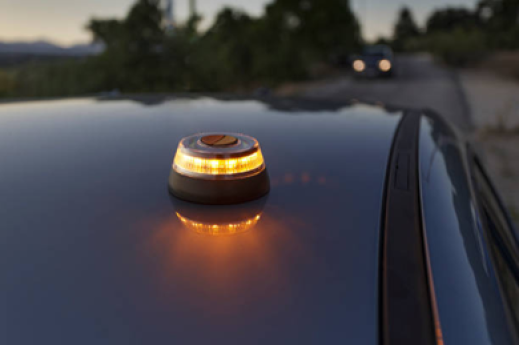 123tinta.es analiza la nueva norma de la DGT: luz V-16 conectada obligatoria desde el día 1 de enero 2026