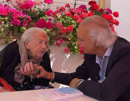 Teresa Fernández, con 112 años, se convierte en la más longeva de España, arropada por el doctor de la Peña