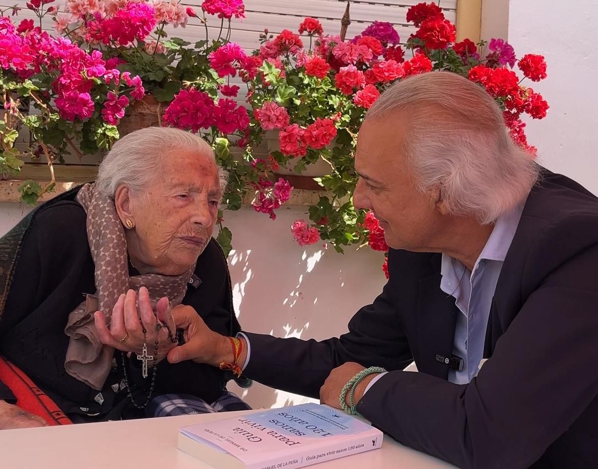 Teresa Fernández Casado, de 112 anos, com o Dr. de la Peña. Teresa Fernández Casado, de 112 anos, com o Dr. de la Peña.