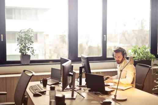 Gi Group busca a más de 100 agentes telefónicos con dominio de idiomas para trabajar en toda España