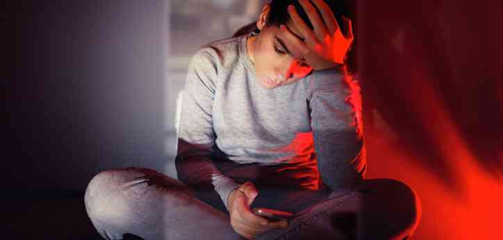 Quedarse fuera del chat grupal: la exclusión digital como forma silenciosa de rechazo entre adolescentes
