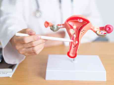 Dr. Juan Céspedes, ginecólogo de Policlínica Gipuzkoa: "La endometriosis deteriora la calidad de vida, es difícil de diagnosticar y muchas mujeres la ocultan por vergüenza o por creer que es normal"