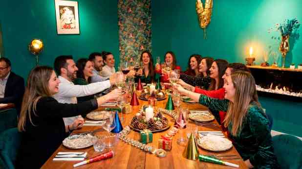Comidas y cenas de empresa en Navidad: los desfases en restaurantes