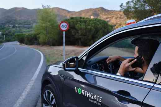 Guía práctica para conductores sobre las luces conectadas V-16, la nueva señal de emergencia obligatoria en carretera