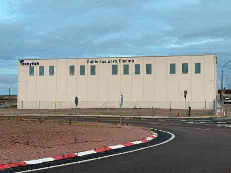 Tecnyvan inicia producción en su nueva fábrica de cubiertas para piscinas en Salamanca