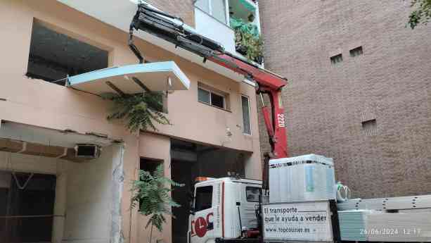 Top Courier refuerza su servicio de camión grúa en Madrid como solución segura para operaciones logísticas especializadas