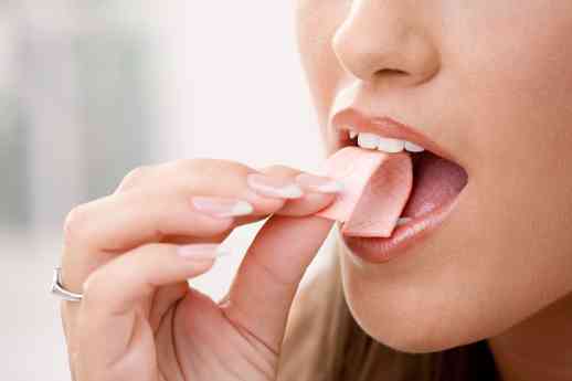 Dra. Julyssa Cobián, especialista en aparato digestivo en Policlínica Gipuzkoa: "Mascar chicle sin azúcar estimula la producción de saliva y ayuda a prevenir caries"