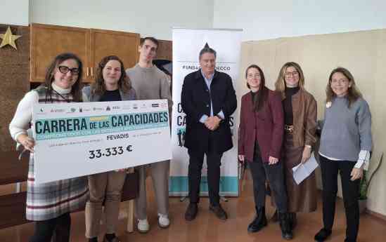 Álex Roca hace entrega de los 100.000 euros recaudados en la Carrera de las Capacidades a tres entidades afectadas por la DANA