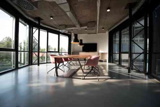 Diviflex revoluciona el diseño de espacios de trabajo con sus soluciones de mamparas de oficina y divisiones modulares en Sevilla