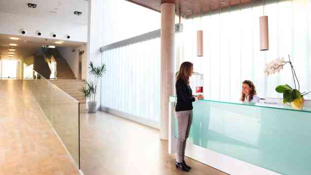 Clínica Fernández de Cirugía Estética en Oviedo: una vocación médica que une a dos generaciones y sitúa la seguridad en el centro de la cirugía estética
