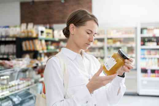 "Revisar el listado de ingredientes, una de las claves para reducir la inflamación desde la alimentación", Oihane Fuertes, nutricionista del Hospital Quirónsalud Vitoria