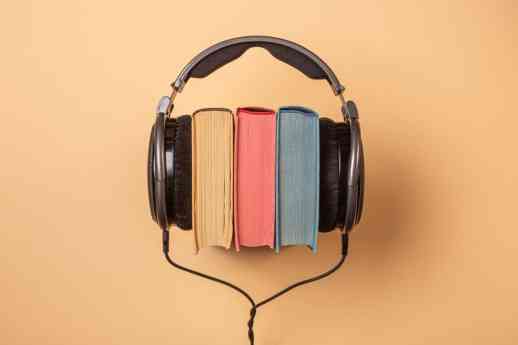 El 85 % de los españoles que escucha audiolibros lo combina con la lectura, según el estudio Compass de Audible