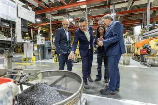 El consejero de Industria, Mikel Jauregi, visita la planta de Schaeffler en Elgoibar, pionera en digitalización industrial