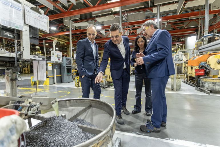 El consejero de Industria, Mikel Jauregi, visita la planta de Schaeffler en Elgoibar, pionera en digitalización industrial