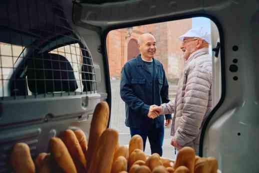 Airbnb y LALIGA estrenan su alianza con una experiencia única junto a Andrés Iniesta en Fuentealbilla para seguir impulsando el fútbol en los pueblos