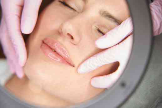 Clínica Ibiza explica qué es el lip lift o cirugía de labios, y para quién se pauta