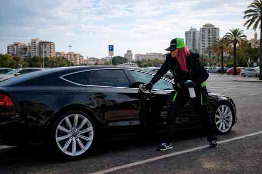 Valencia, pionera en servicios urbanos de vanguardia: limpieza de coches en el lugar de estacionamiento