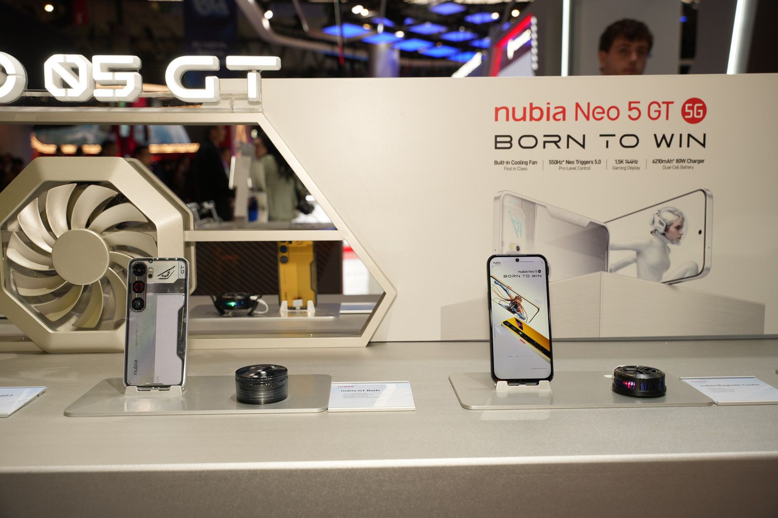 ZTE lanza en el MWC26 la serie nubia Neo 5 con el único smartphone de gama media con gatillos laterales y ventilador incorporado