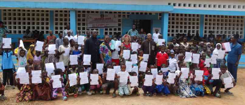 300 niñas y niños de Togo reciben sus partidas de nacimiento, gracias a la solidaridad de las enfermeras guipuzcoanas