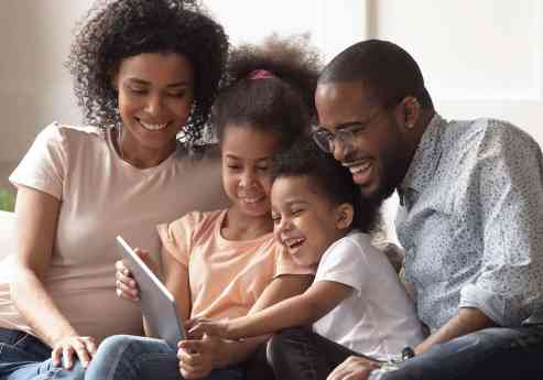 Familias tech-tailor y crianza digital 'a medida': la importancia de adaptarse a la edad y madurez de cada hijo 