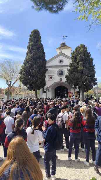 El Colegio Juan Pablo II de Parla lleva la educación a las calles con un Vía Crucis de más de 300 alumnos