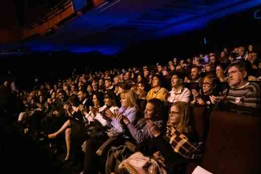 El preestreno en Madrid de 'Chipre: la isla dividida' reúne a más de 850 personas y emociona al público en el Teatro Capitol