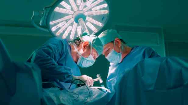Neurocirujanos de Vithas advierten sobre el dolor de espalda, una de las principales causas de baja médica