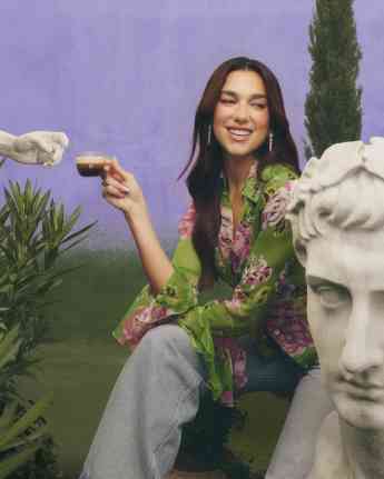 El nuevo mundo Vertuo Up de Nespresso, con la embajadora mundial de la marca, Dua Lipa