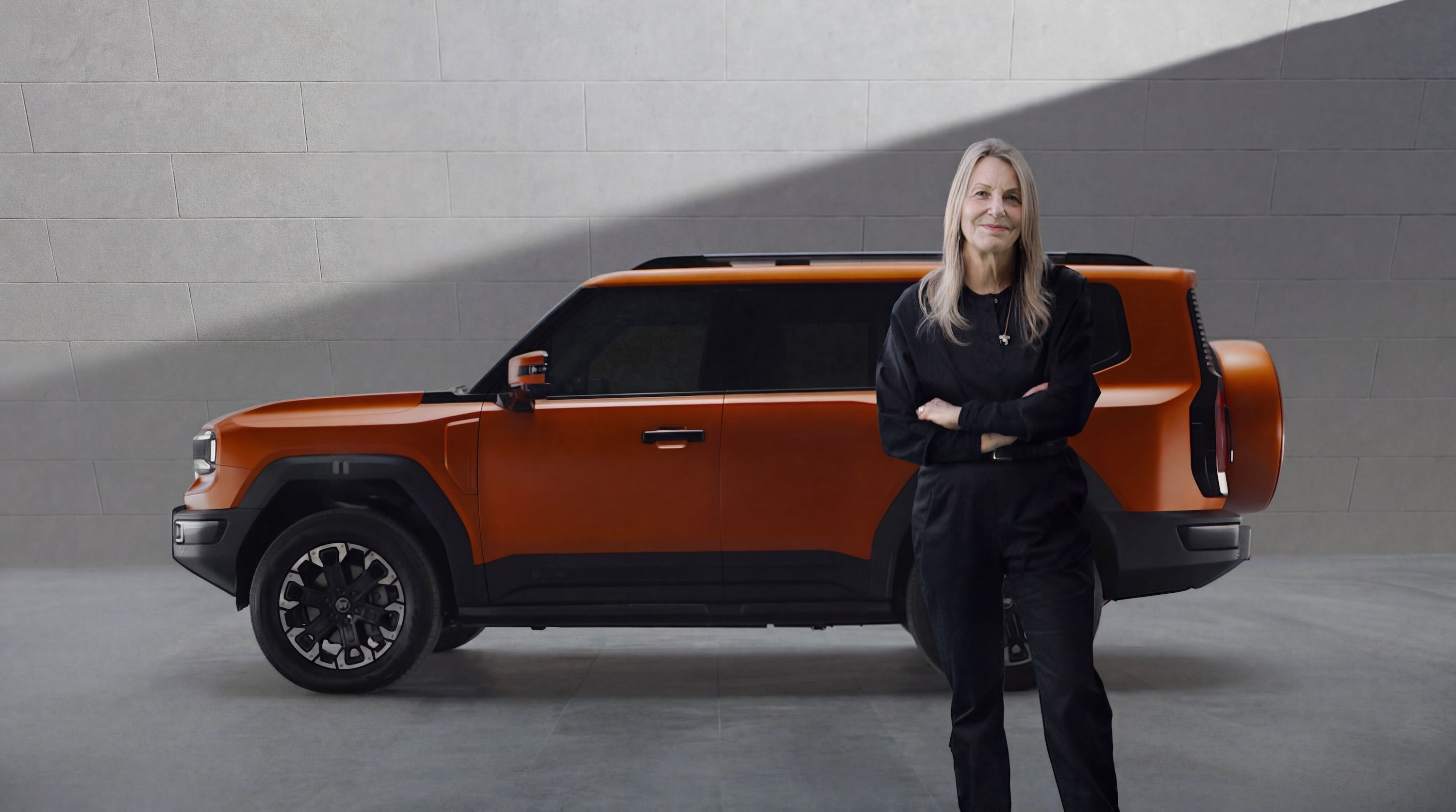 La serie premium G de JETOUR presenta su nueva identidad visual «Cresta de Acero» dirigida por la legendaria diseñadora Paula Scher