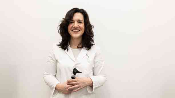 La ronquera persistente no debe normalizarse, según la otorrinolaringóloga Jennifer Cueva 