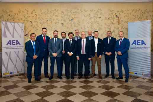 La patronal del aluminio se reúne con el Ministro de Industria para abordar los desafíos del sector 