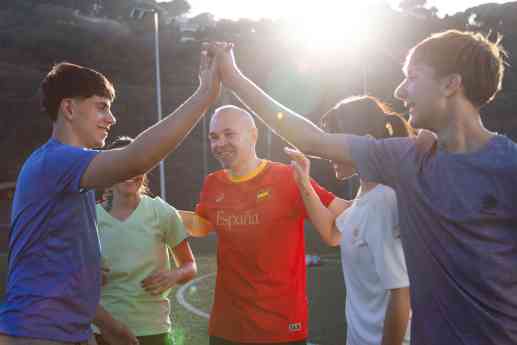 Decathlon convierte a sus embajadores en protagonistas de su campaña de verano junto a Pedri e Iniesta 