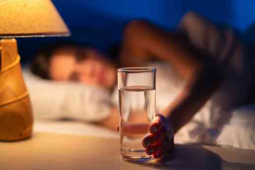 Más de 6 de cada 10 mujeres en menopausia duermen mal, y la llegada del calor agrava los sofocos que arruinan sus noches