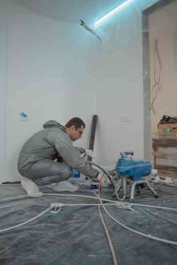 Los edificios antiguos y las comunidades de vecinos marcan el ritmo de la pintura de pisos en Madrid