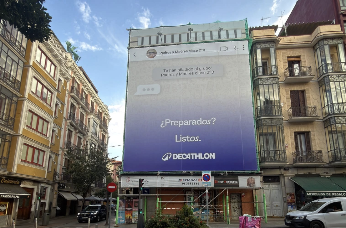 La vuelta al cole empieza cuando llegan los grupos de WhatsApp: Decathlon lo lleva al centro de Madrid