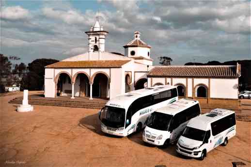 Moguerbus gestiona el transporte de grupos en Huelva tras 50 años de trayectoria