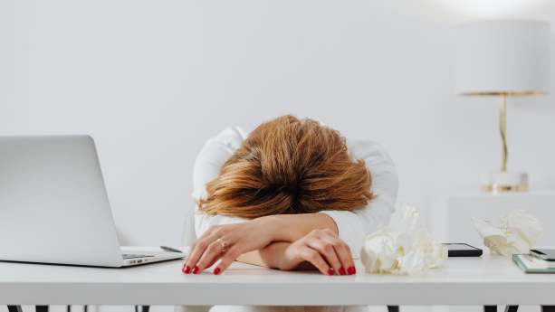Dr. Alexander Bilbao sobre el Síndrome de burnout: "Existen ciertos signos de alarma como no poder dejar el trabajo en la oficina, que el fin de semana no sea reparador o que, incluso, unas vacaciones no permitan desconectar del trabajo"